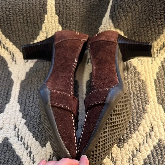 AEROSOLES Brown Suede Heels with Buckle - Picture 6 of 9